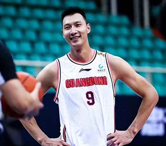 官宣退役不到2年，易建联近况曝光，再次印证了姚明的那句评价