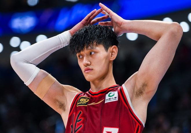 北京男篮伤病情况：曾凡博膝伤近期不复出 雷蒙膝盖脚踝都有伤