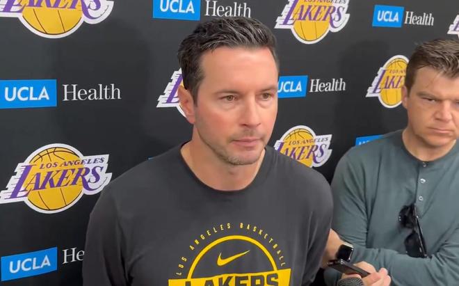 雷迪克：东契奇和里夫斯还是无限期缺阵，至少这周不会有改变