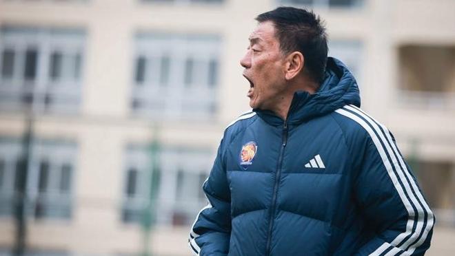 68岁的马良行不再年轻，但上海女足的“老帅小兵”模式，青春且激昂！