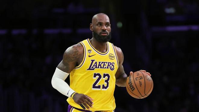 湖人半场仅领先火箭2分：詹姆斯6+10助攻 持平火箭全队助攻数