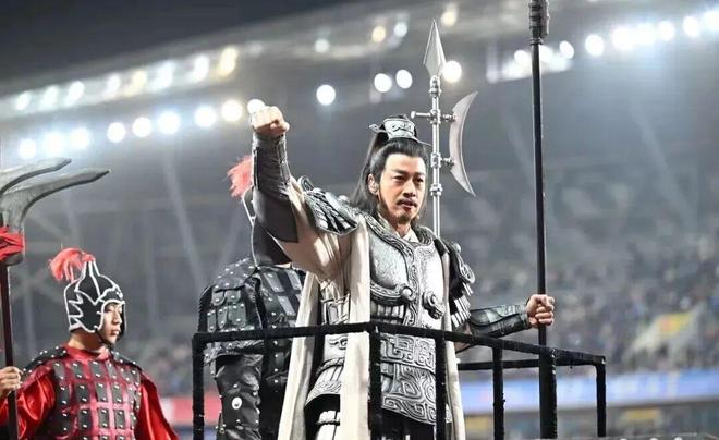 何润东回应亮相“苏超”为何不骑马