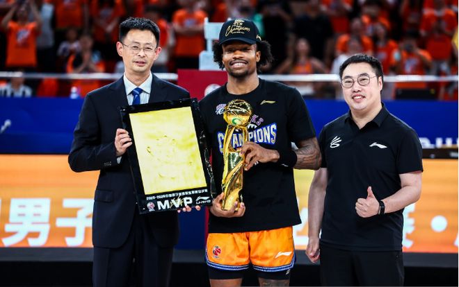 上海FMVP古德温返美:相信上天安排 今夏续约面临巴萨竞价抢人
