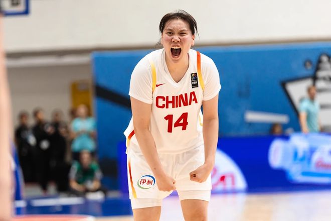 篮板第2+两双第1!中国女篮15岁1米90新星崛起:联手新版李梦冲四强