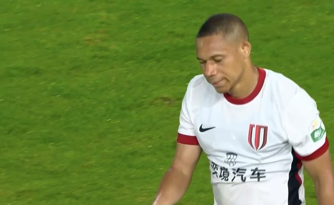 中超1-1神剧情：双方后卫轮番送大礼 争冠豪门惨遭爆冷 3连平+7轮2胜