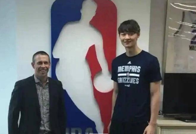 签约权在尼克斯!王哲林:顾虑太多后悔没去NBA 若还有选择一定去