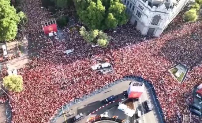 西班牙200万人夺冠游行!3地狂欢6小时 全场高喊“颤抖吧哈兰德”