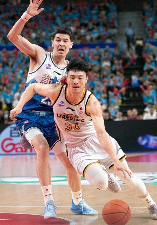 CBA3消息：“功勋魔王”投奔广东！李添荣“炮轰”球迷，石奎定了