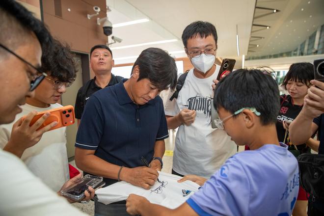 锦观新闻：辽宁铁人队抵达成都，有不少成都球迷接机徐正源