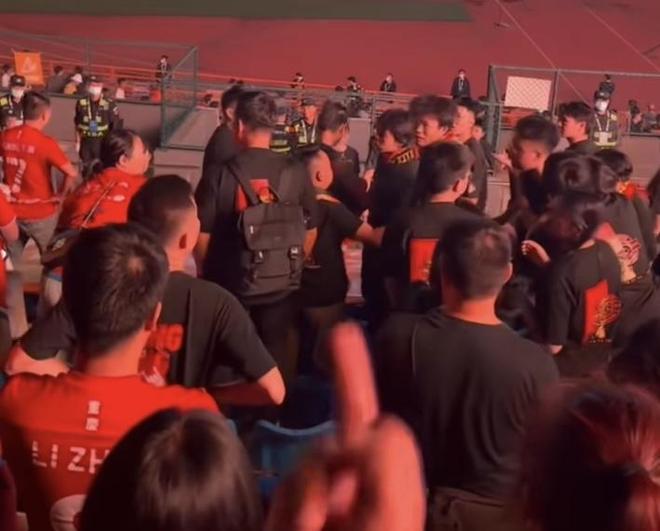 争议！重庆队出局后球迷爆发内讧：看台上激烈争吵+竖中指 险些动手