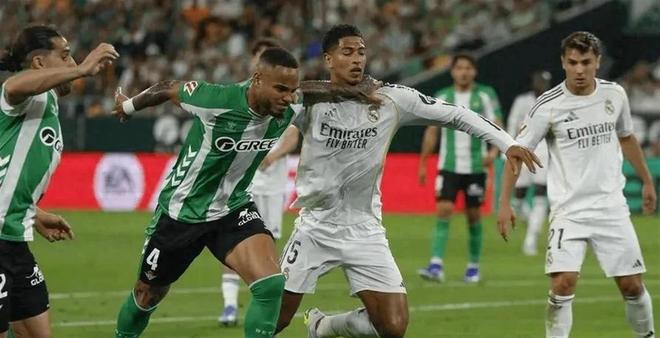 0-1！皇马客场翻车贝蒂斯：绝平倒钩被吹+姆巴佩补时失点，穆帅场边染黄吞回归首败