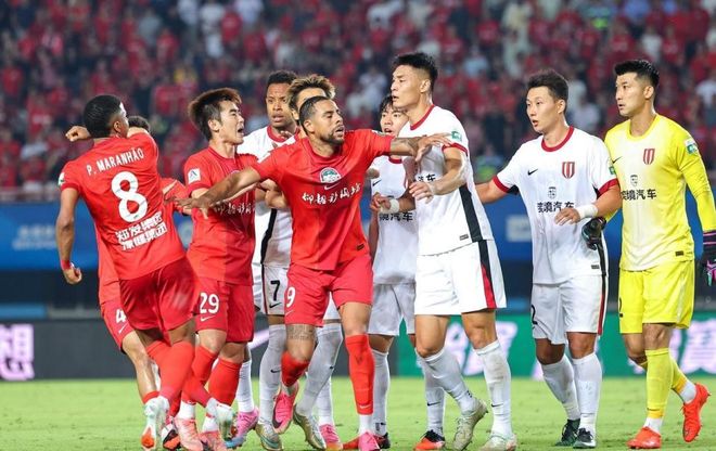 中超夺冠延后!蓉城0-0河南 全场0射正+狂吃7黄 剩4轮12分领跑