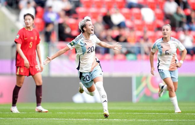 中国女足1-3西班牙遭U20世界杯首败！小组第3出线 黄嘉欣破门+伤退